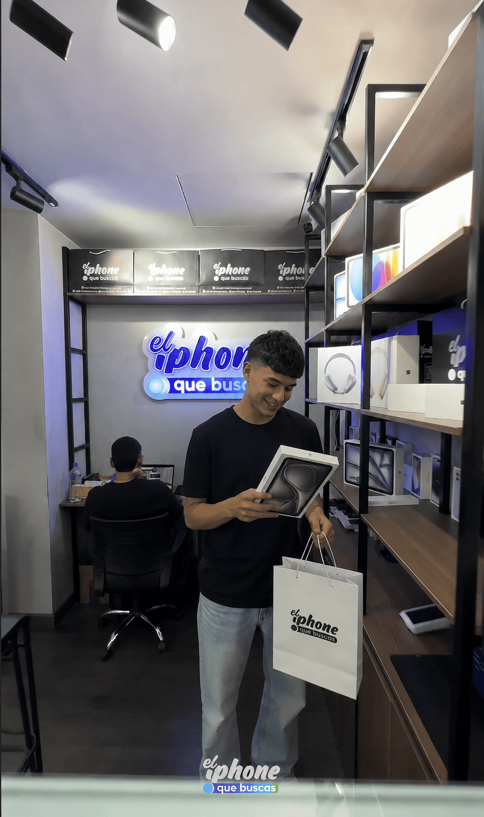 Entrega de iPhone a cliente feliz